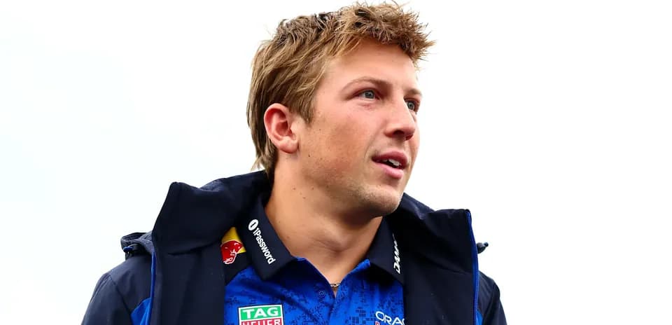 Pilote en tenue de course avec un blouson