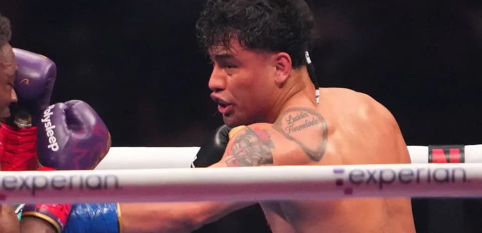Boxeur esquivant un coup pendant un match