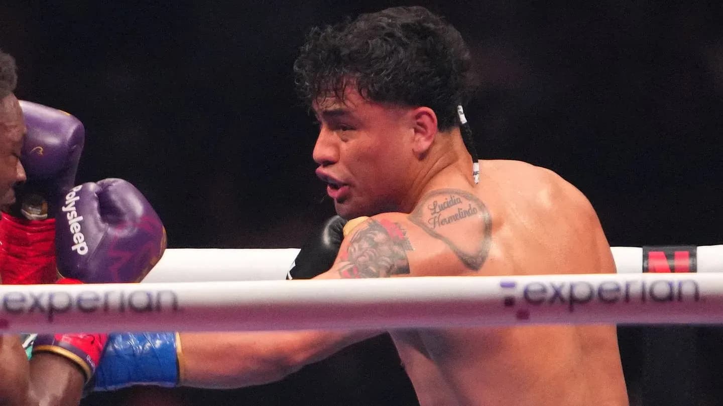 Boxeur esquivant un coup pendant un match Boxeur esquivant un coup pendant un match