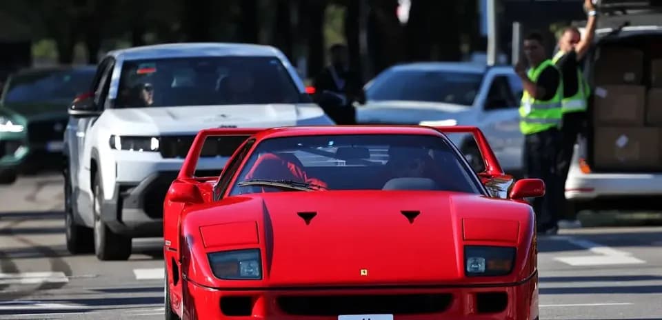 Voiture rouge Ferrari F40 circulant en ville