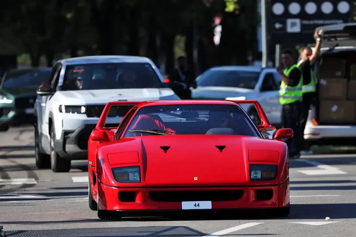 Voiture rouge Ferrari F40 circulant en ville