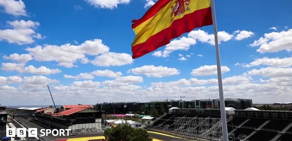 Drapeau espagnol flottant au circuit de course
