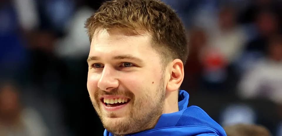 Joueur souriant en tenue d'entraînement bleue