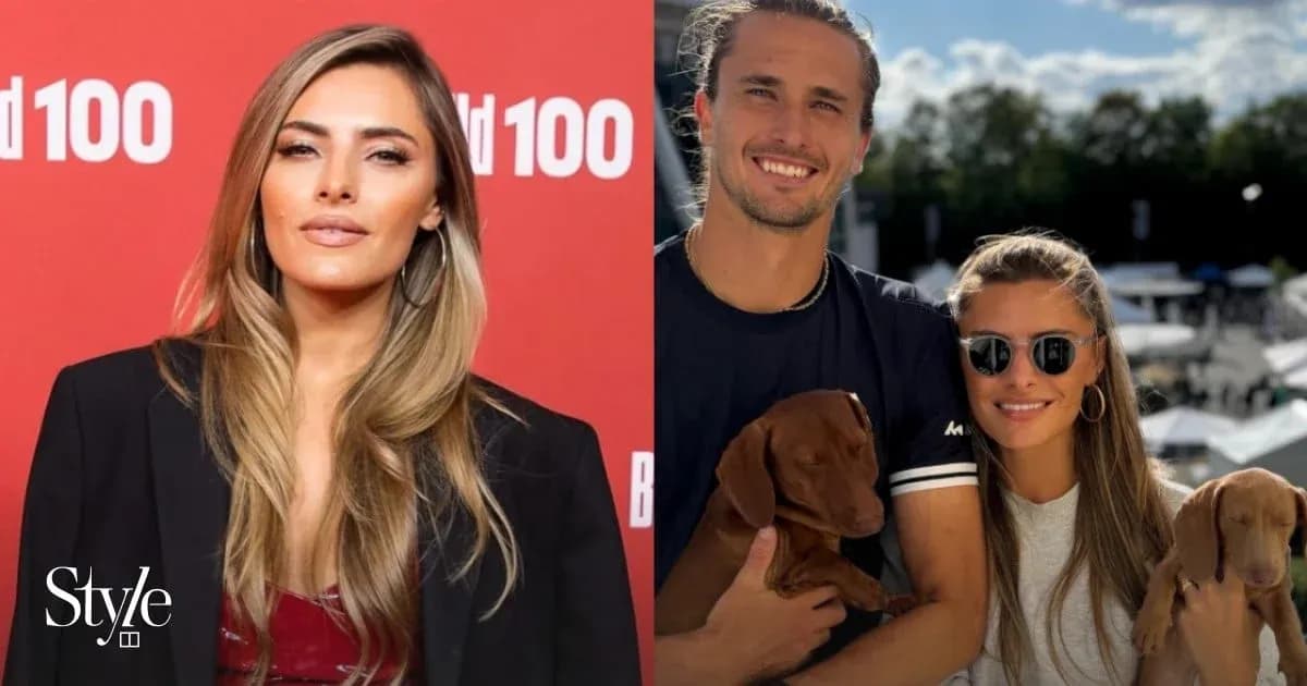 Deux personnes posant avec des chiots en extérieur