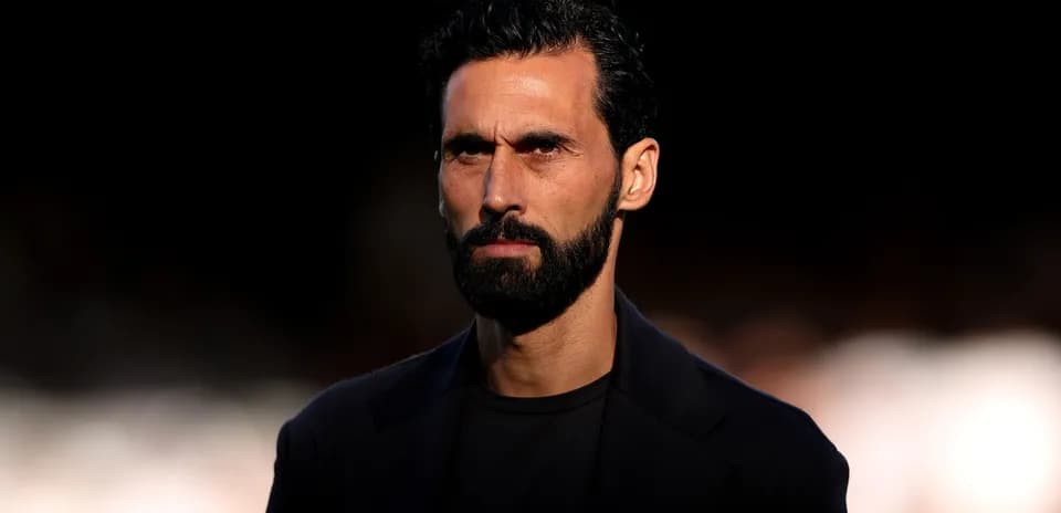Homme avec barbe regardant intensément en avant