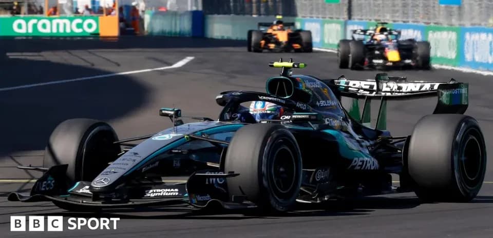 Voiture de F1 Mercedes en course sur circuit