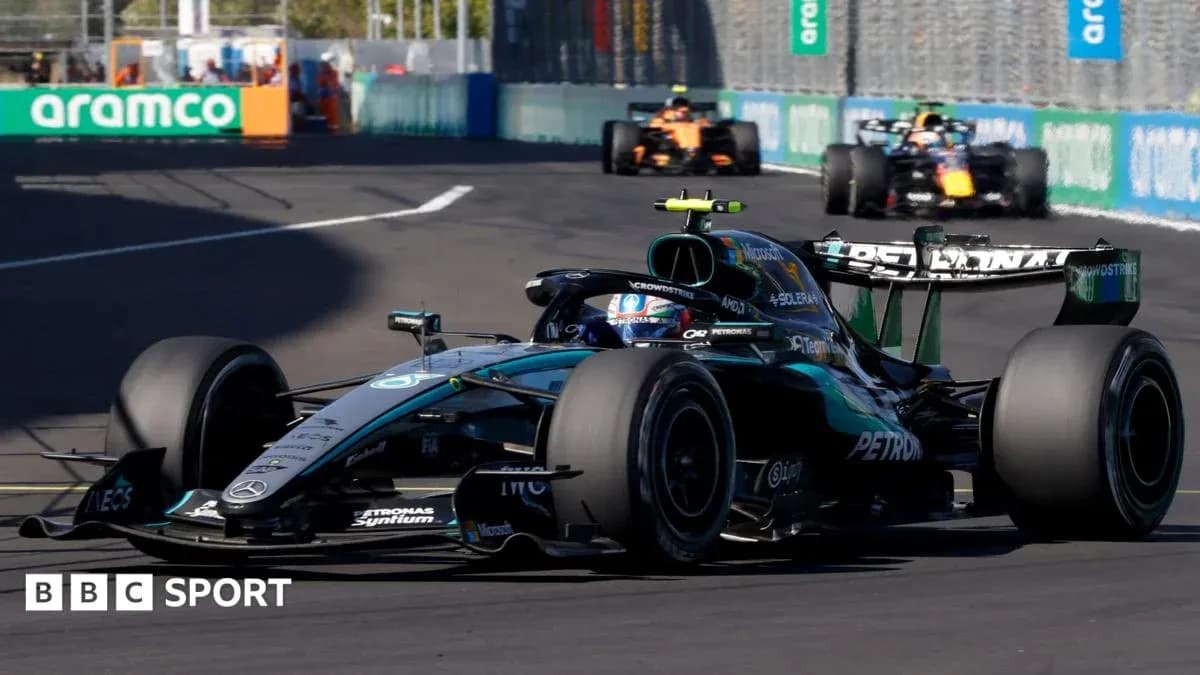 Voiture de F1 Mercedes en course sur circuit