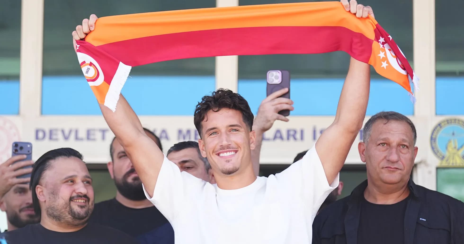 Joueur brandissant une écharpe de Galatasaray