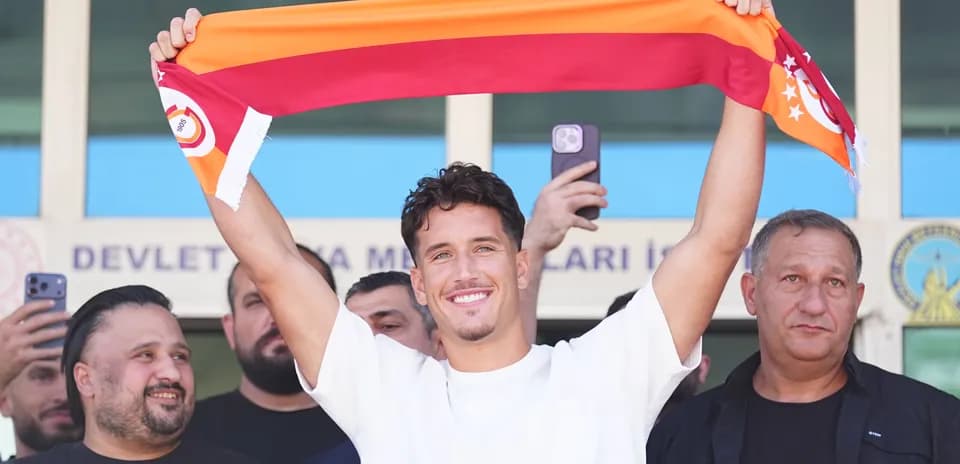 Joueur brandissant une écharpe de Galatasaray