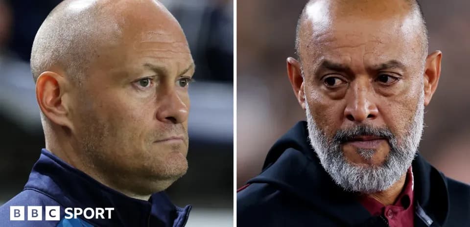 Deux entraîneurs lors d'un match de football