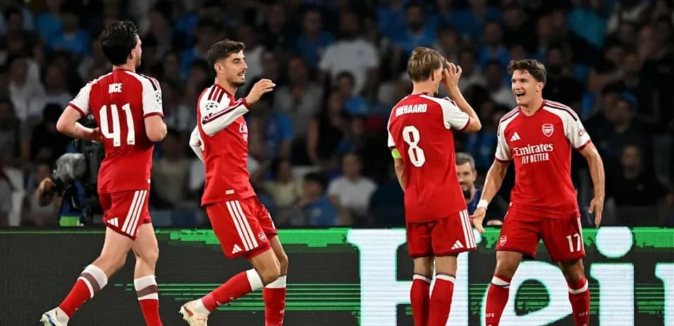 Joueurs d'Arsenal célébrant un but ensemble