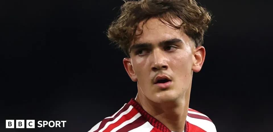 Joueur en maillot rouge sur le terrain