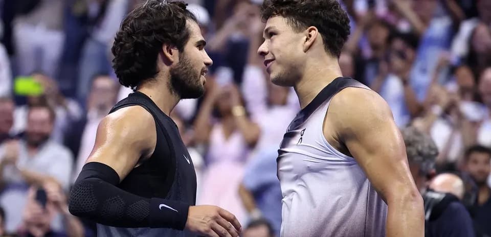 Deux joueurs de tennis se serrant la main après match