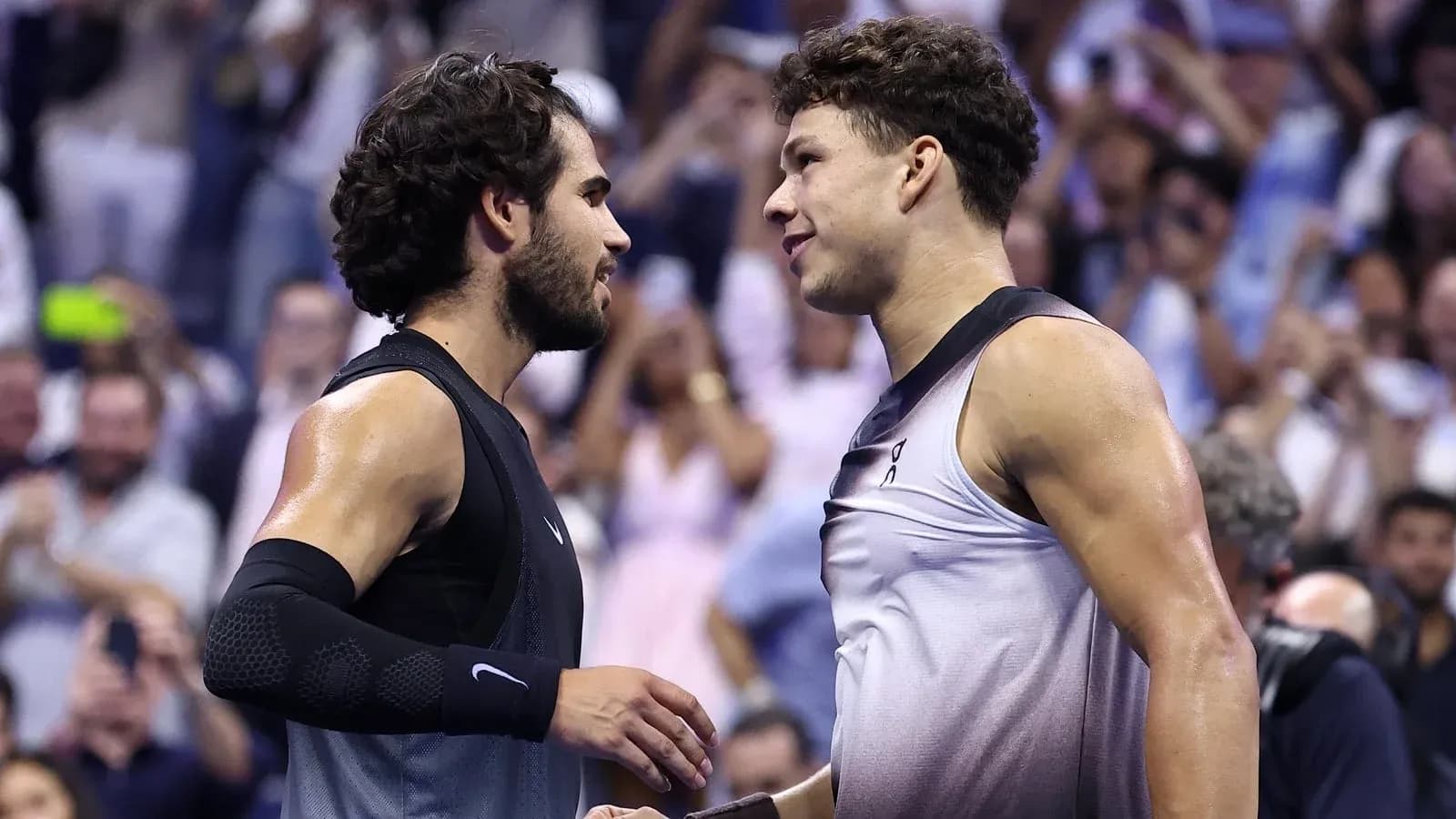 Deux joueurs de tennis se serrant la main après match