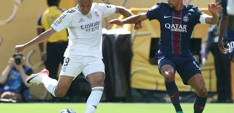 Joueur de Real Madrid dribblant un adversaire du PSG