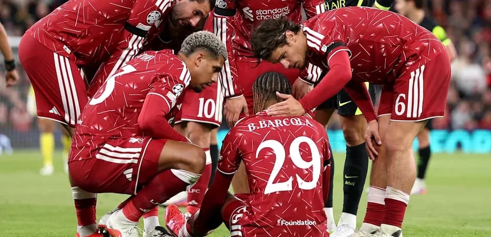 Joueurs de Liverpool entourant un coéquipier blessé