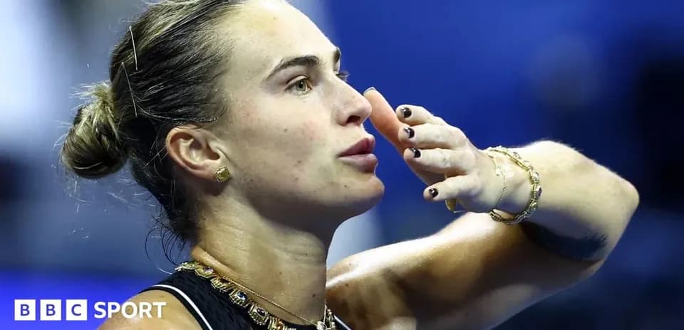 Joueuse de tennis saluant le public après un match