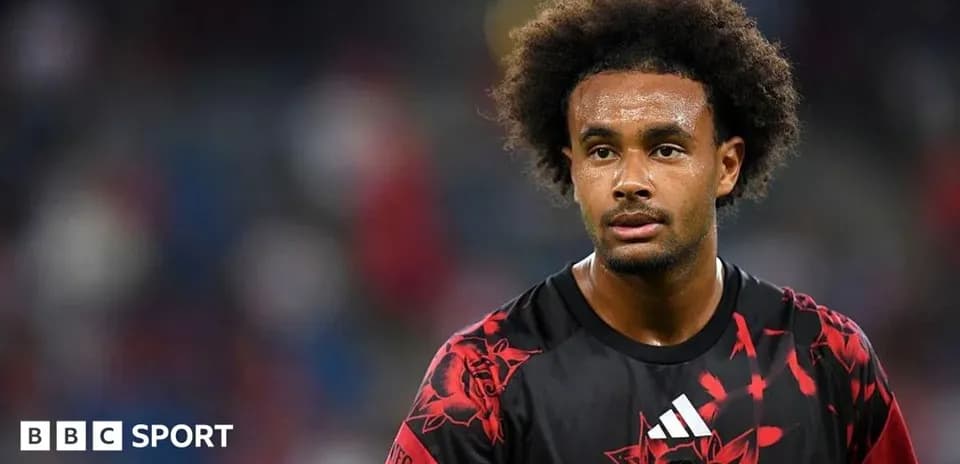 Joueur en maillot de Manchester United sur le terrain