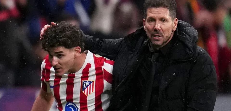 Joueur d'Atlético et entraîneur sur le terrain