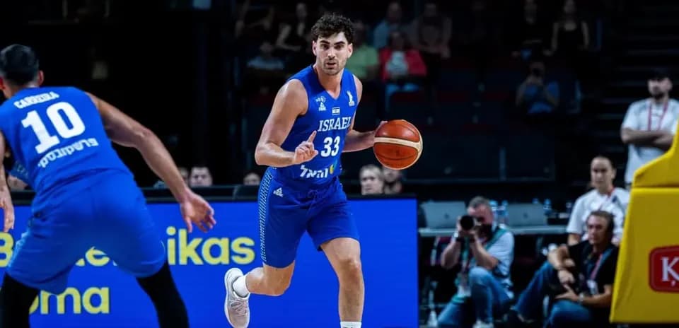 Joueur en dribble avec le ballon sur le terrain