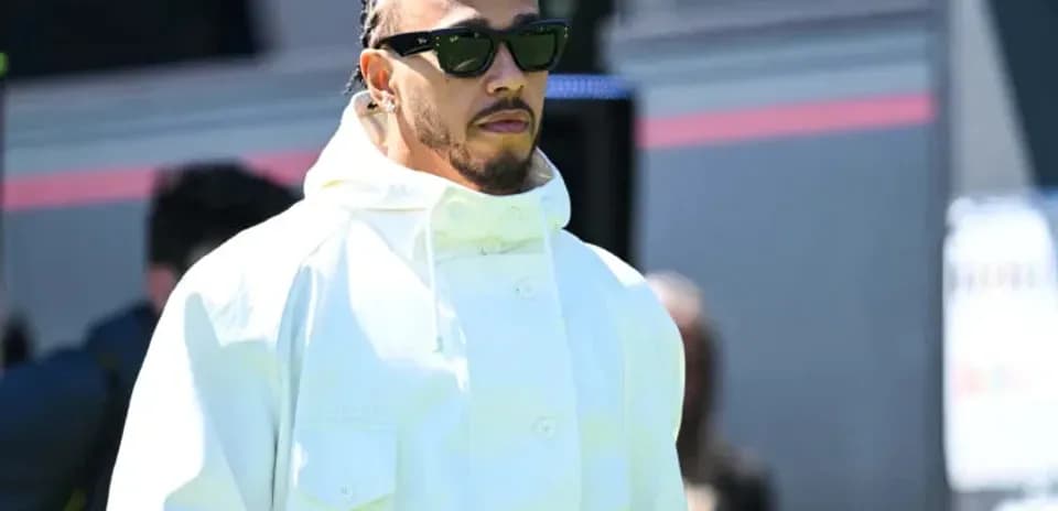 Pilote entrant sur le circuit en tenue décontractée
