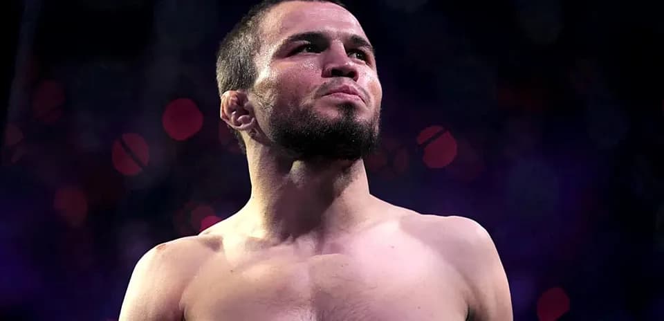 Candidat de MMA sur le ring avant le combat