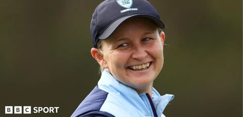 Femme souriante portant une casquette de cricket