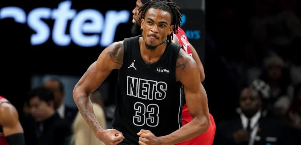 Joueur des Nets célébrant un point marqué