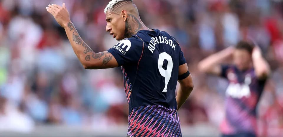 Joueur levant la main pendant un match de football