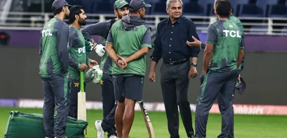 Équipe de cricket du Pakistan en discussion sur le terrain