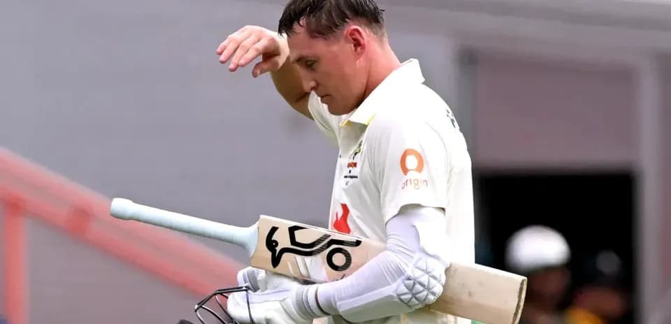 Joueur de cricket quittant le terrain après sa manche