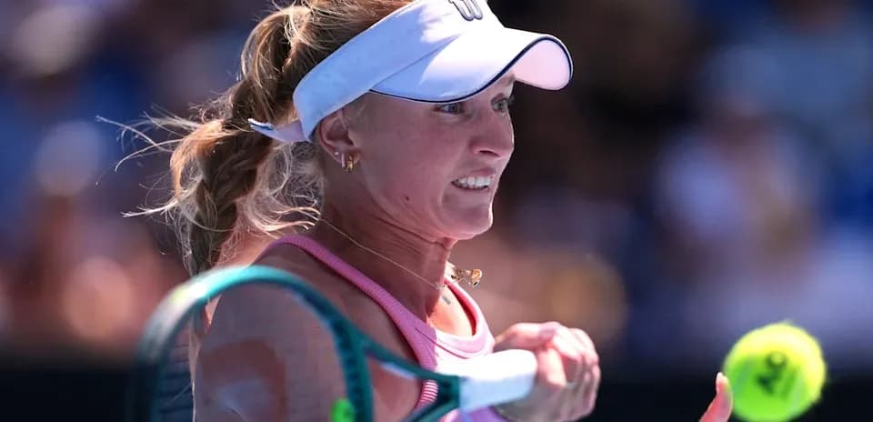 Joueuse de tennis frappant une balle au service