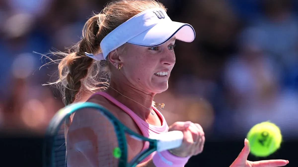 Joueuse de tennis frappant une balle au service