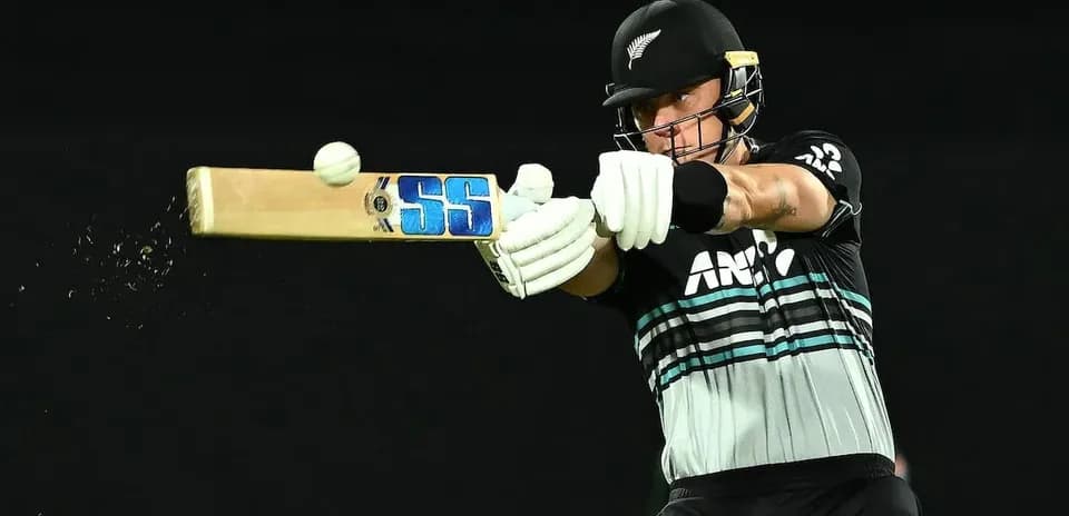 Joueur de cricket frappant la balle avec une batte