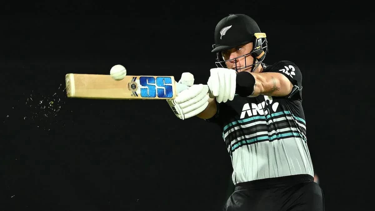Joueur de cricket frappant la balle avec une batte