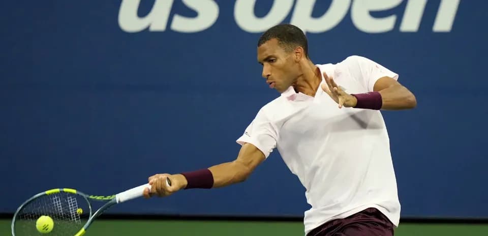 Joueur de tennis en action à l'US Open