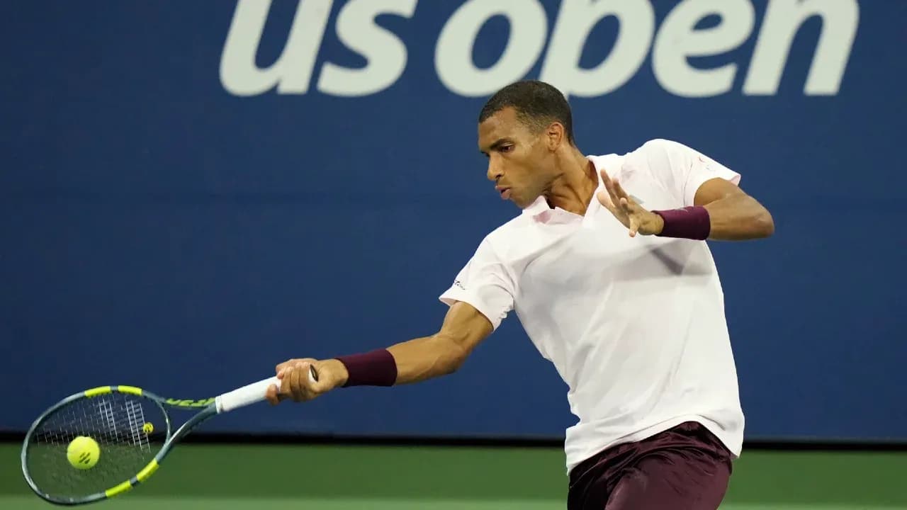 Joueur de tennis en action à l'US Open