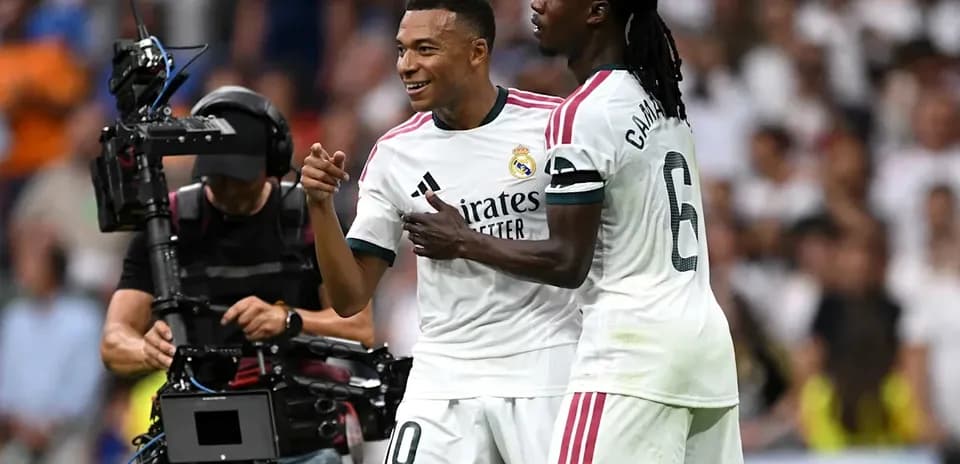 Kylian Mbappé célébrant avec Eduardo Camavinga