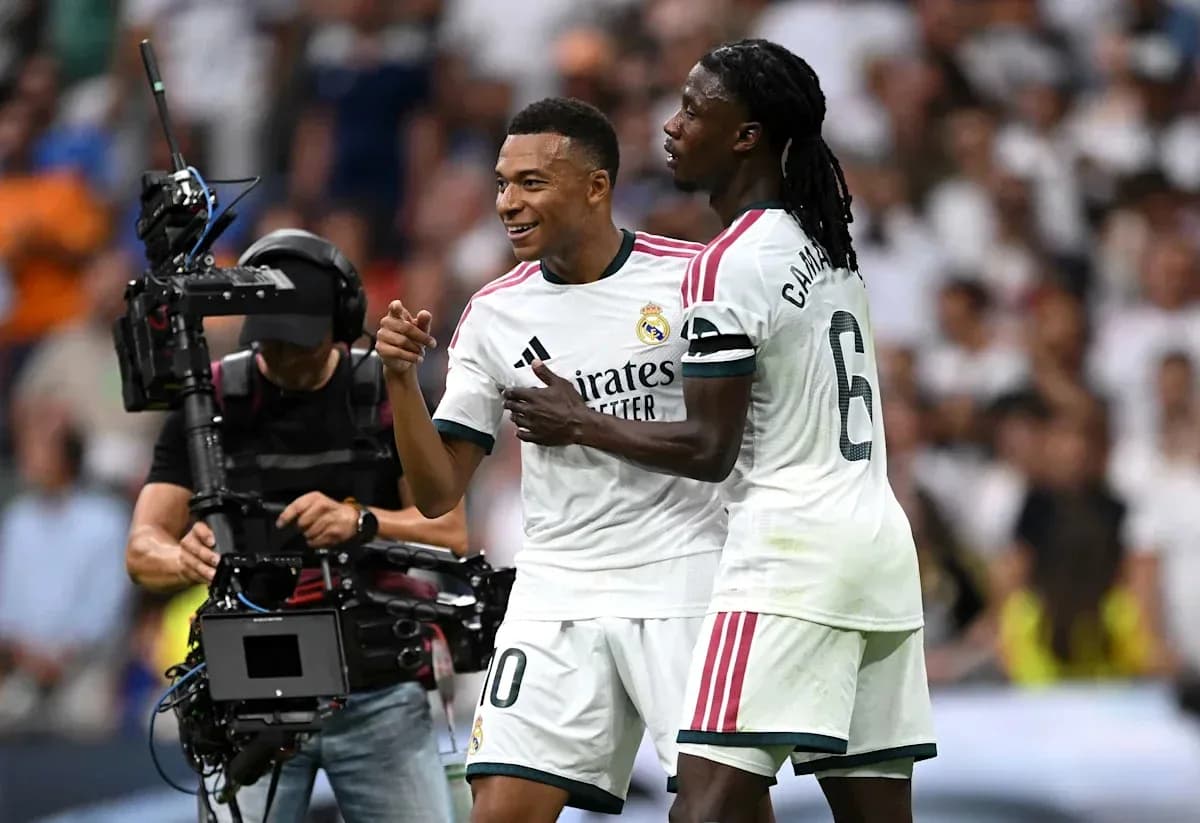 Kylian Mbappé célébrant avec Eduardo Camavinga