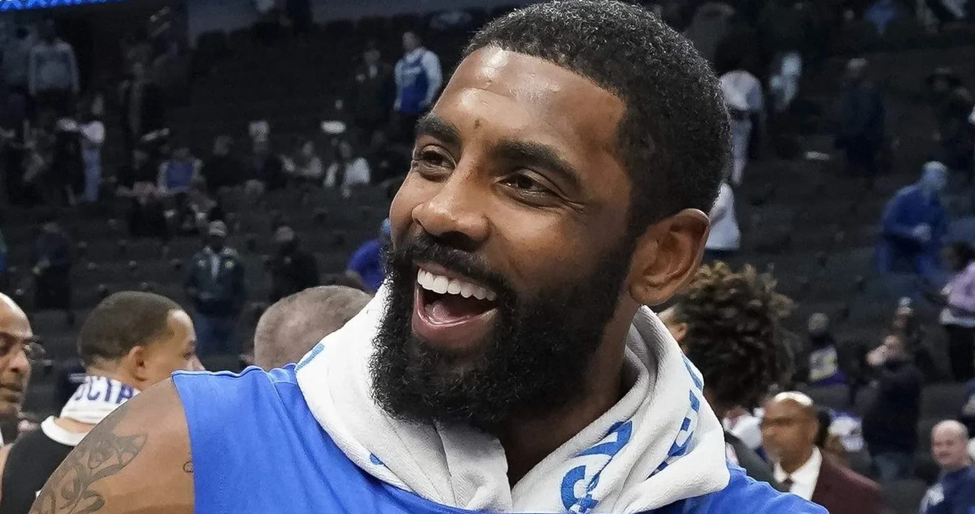 Joueur souriant après le match sur le terrain