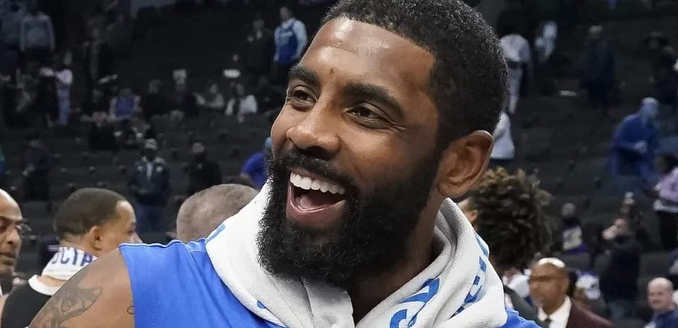 Joueur souriant après le match sur le terrain
