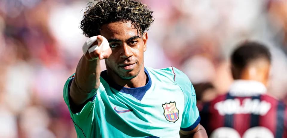 Joueur du FC Barcelone pointant du doigt après un but