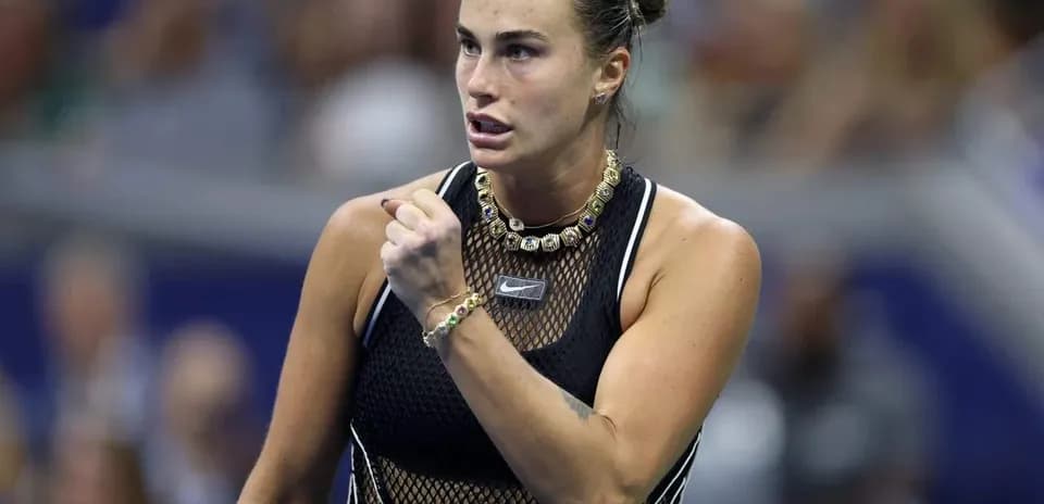 Joueuse de tennis célébrant après un point gagné