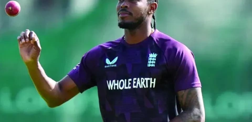 Joueur lançant une balle de cricket à l'entraînement