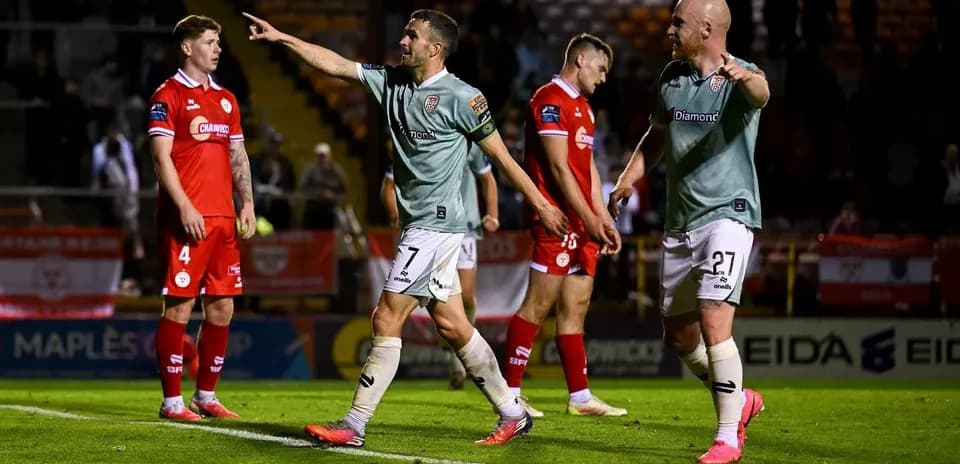 Joueurs célébrant un but sur le terrain de football