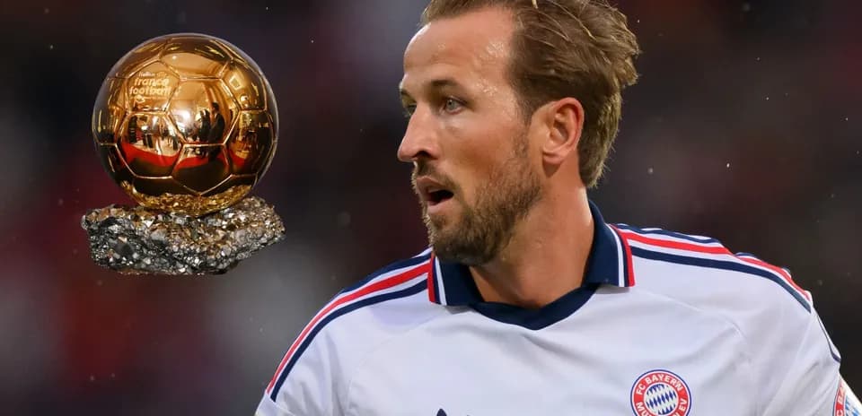 Joueur portant le maillot du Bayern avec le Ballon d'Or