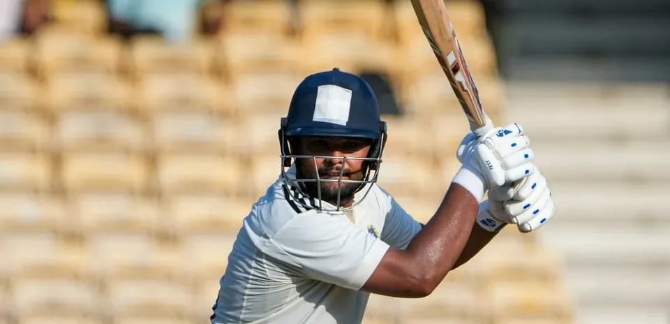 Batteur prêt à frapper lors d'un match de cricket
