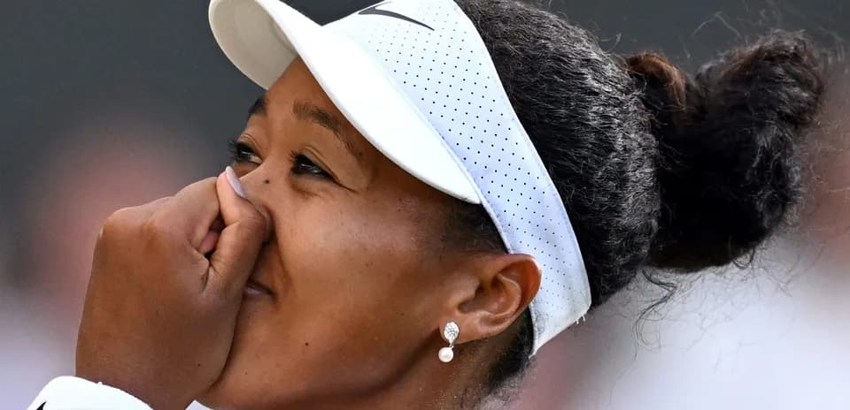 Joueuse de tennis touchant son visage pendant un match