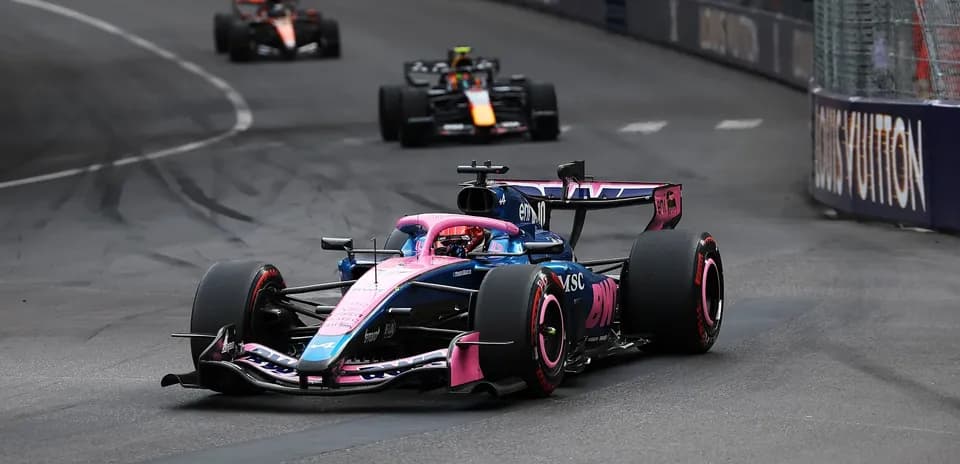 Voiture de Formule 1 Alpine en virage sur circuit