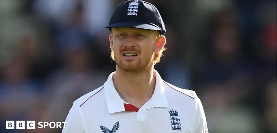 Joueur de cricket en uniforme, regardant sur le terrain